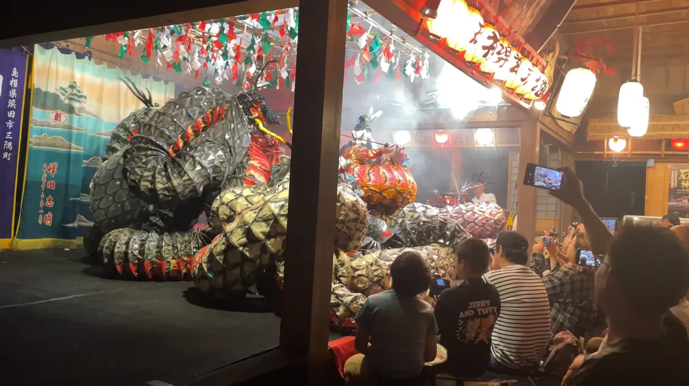 Iwami Kagura „Orochi“, live aufgenommen bei Okami Shinyūza in Hamada